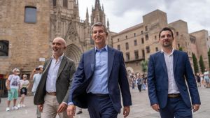 El presidente del PP, Alberto Núñez Feijóo, junto al alcalde de Castelldefels, Manu Reyes y el líder del PP de Barcelona, Dani Sirera.