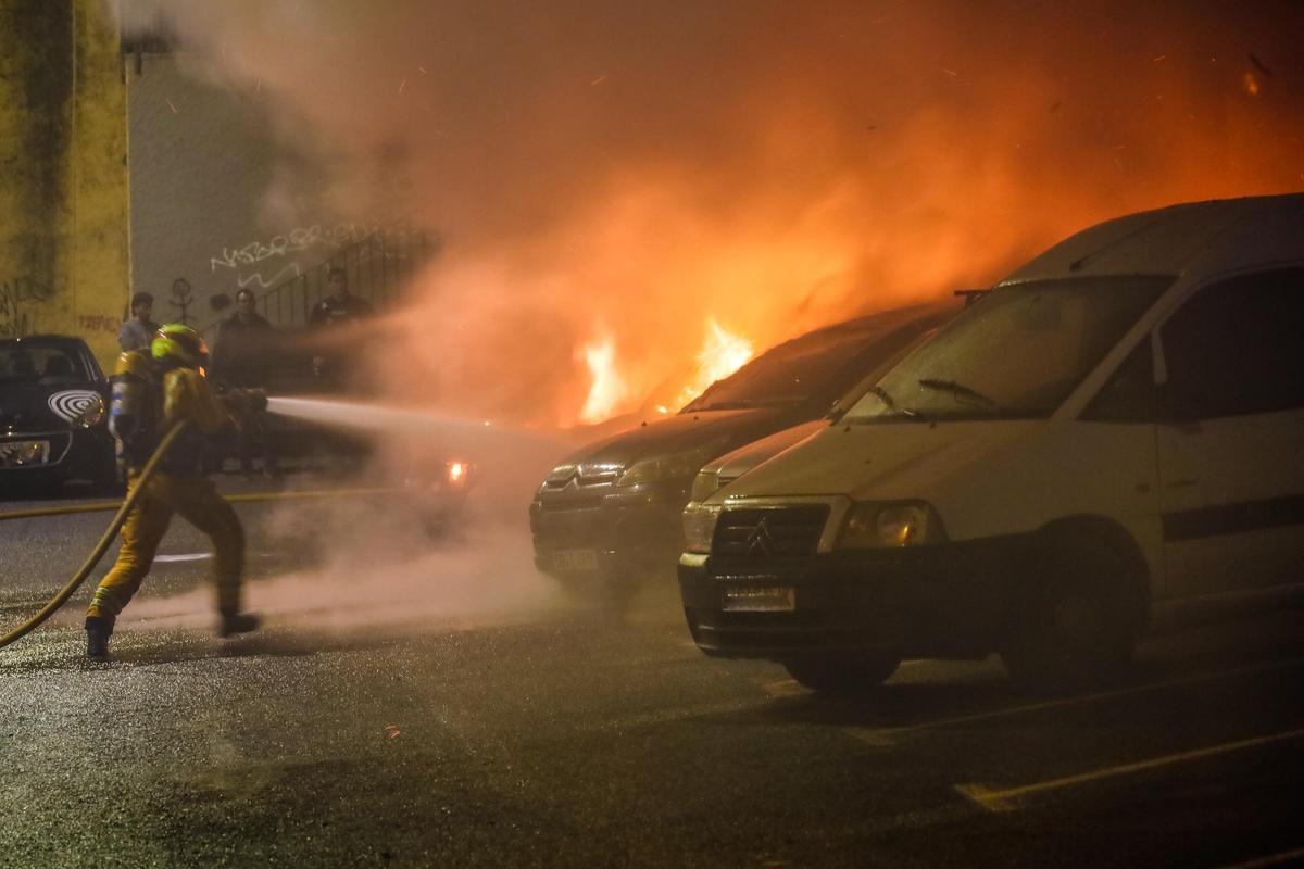 Imágenes del incendio de coches en Alcoy