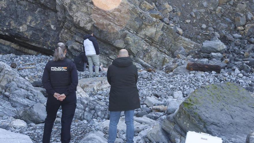 Investigan la muerte de un hombre que apareció semidesnudo en una playa de Gijón