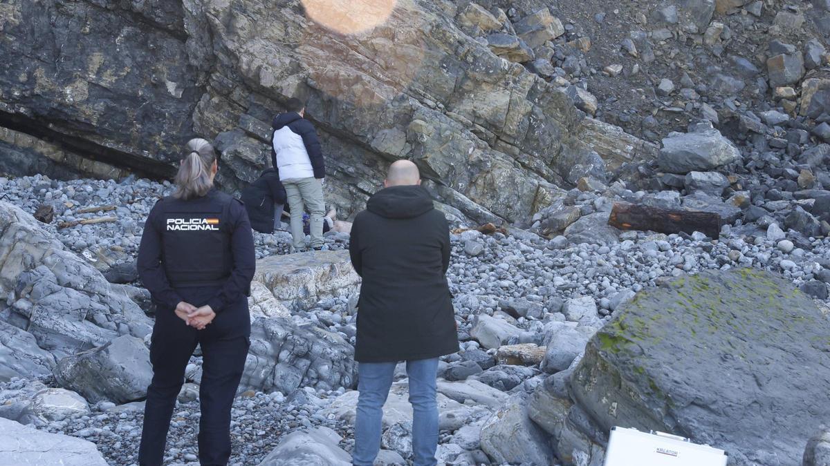 Investigan la muerte de un hombre que apareció semidesnudo en una playa de Gijón