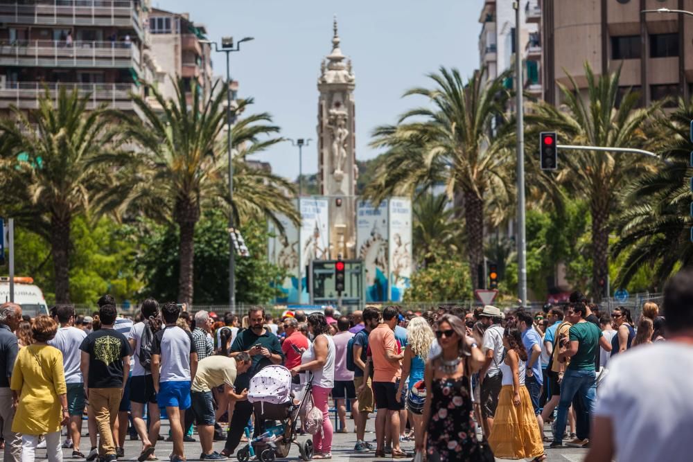 Las mascletàs previas a hogueras arrancan con mucho público y sin incidentes