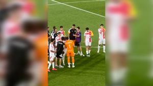 Un aficionado con una camiseta blaugrana le pide una foto a Joan Garcia y atentos a la reacción de Eric