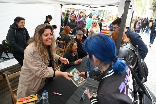 La columnista de EL PERIÓDICO Laura Fernández firma ejemplares de Damas, caballeros y planetas