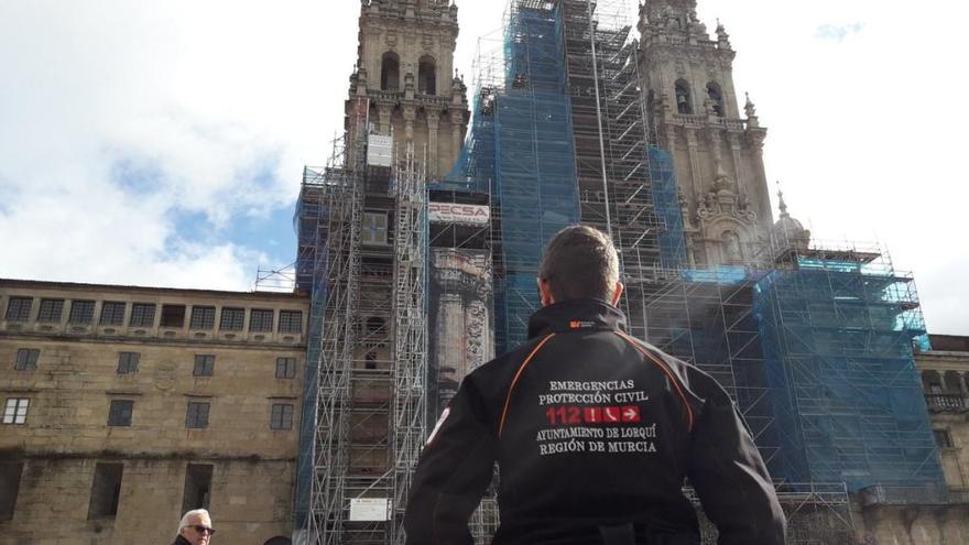 Voluntario de Protección Civil en la plaza del Obradoiro