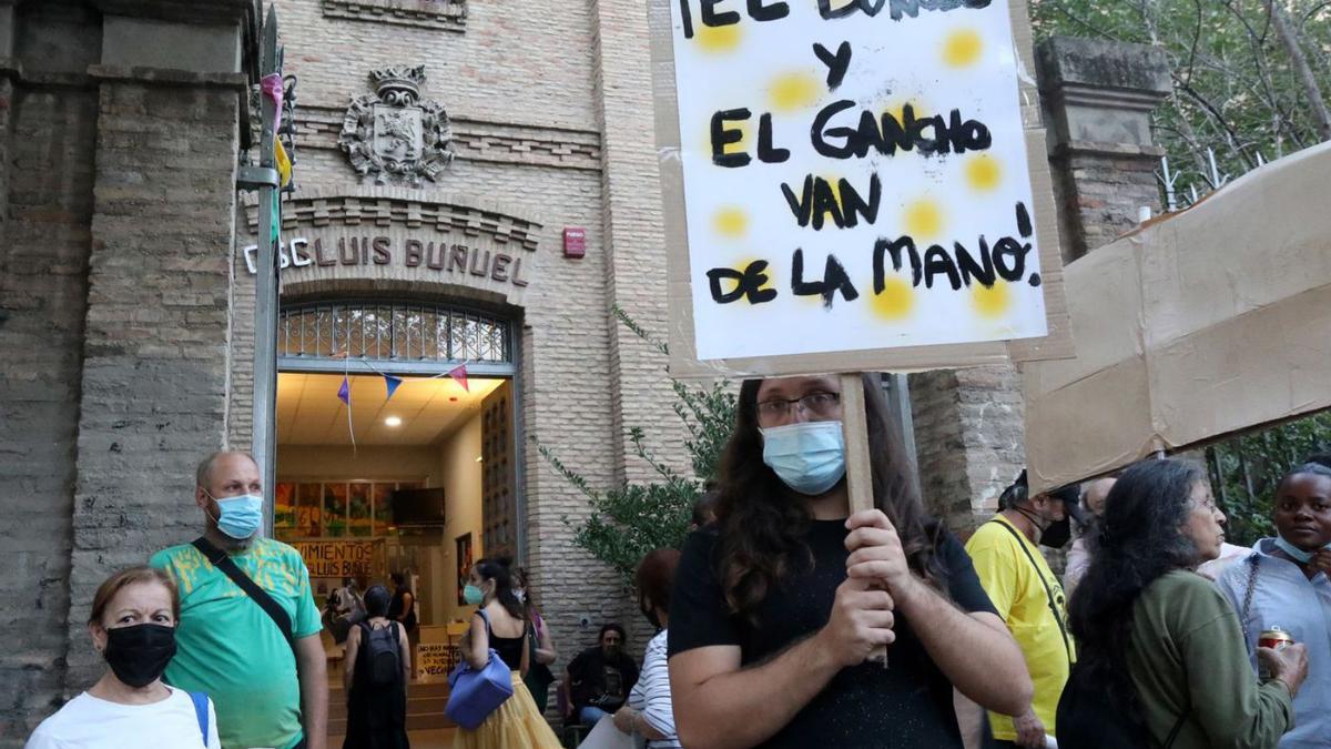 Concentración de apoyo al Centro Cívico Luis Buñuel en la puerta del edificio