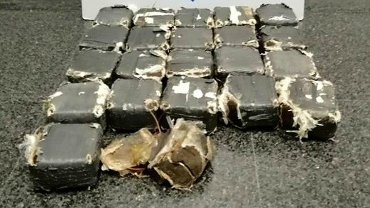 Los 21 envoltorios que contienen más de 13 kilos de hachís hallados en una playa de Mont-roig del Camp (Tarragona) tras el paso de la borrasca 'Gloria', el 3 de febrero del 2020