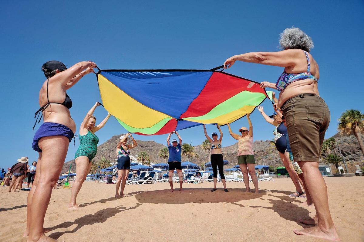 Olimpiadas Playeras en la playa de Las Teresitas por el Día de Los Abuelos y Abuelas Olimpiadas Playeras en la playa de Las Teresitas por el Día de Los Abuelos y Abuelas