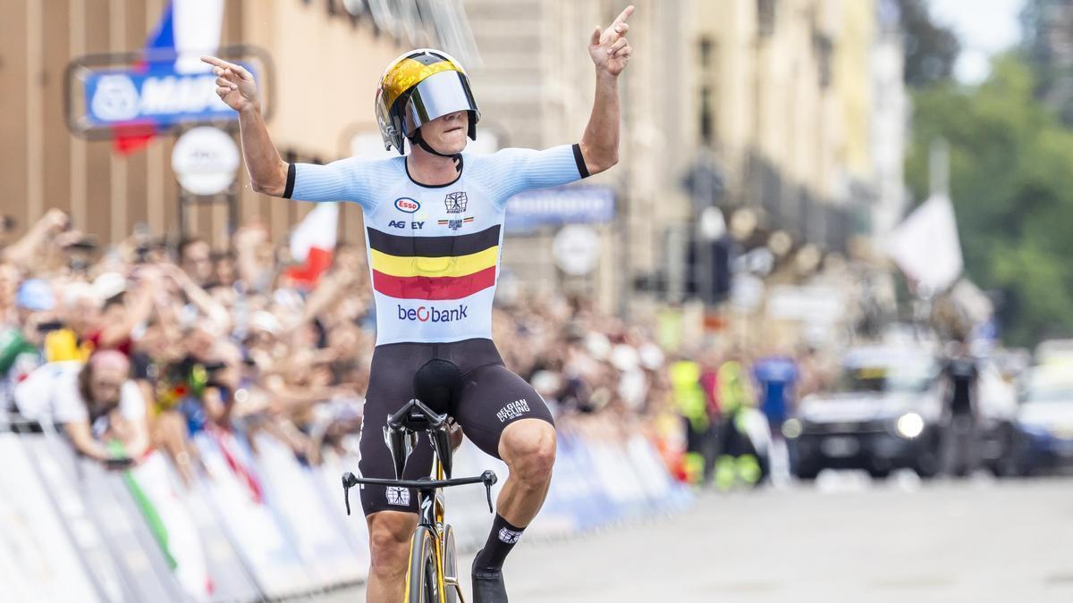 Evenepoel celebra su victoria al cruzar la meta en Zúrich.