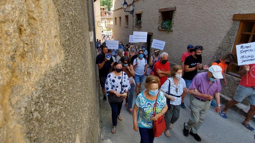 Los manifestantes, durante el recorrido por las calles de Beceite.