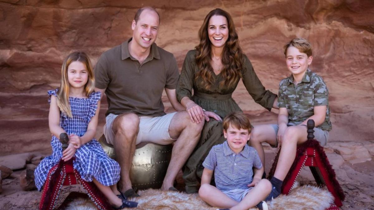 Los duques de Cambridge, Guillermo y Catalina, con sus hijos, Carlota, Luis y Jorge