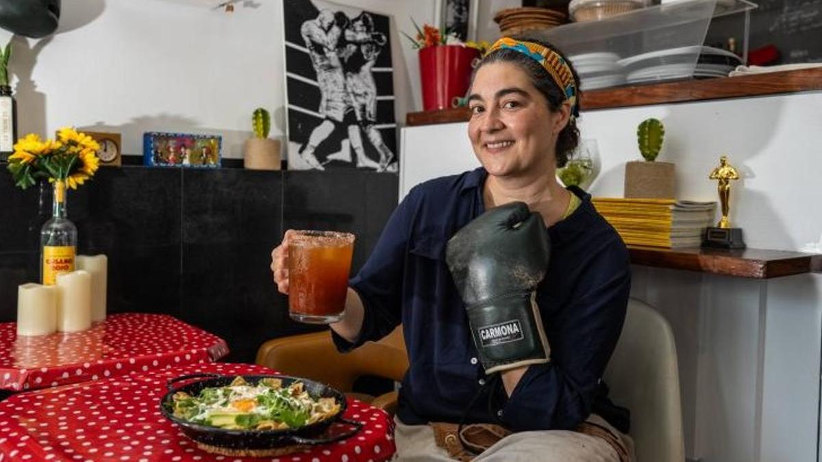 Teresa Zeron Melinda, con un guante de boxeo, en Casi Esquina.