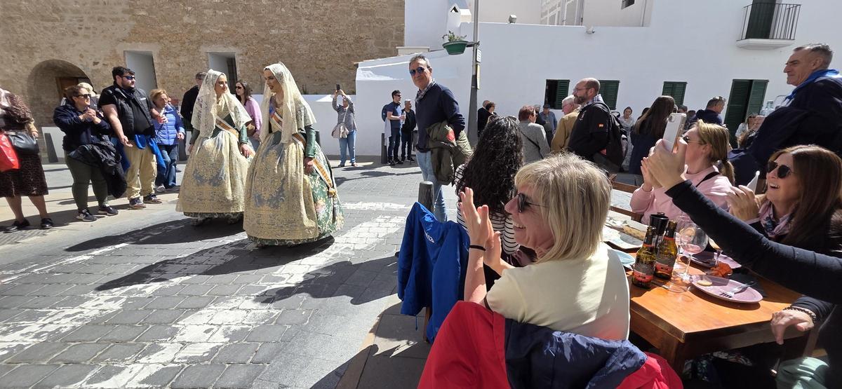 El viaje de Carmen y la corte a Ibiza por el 25 aniversario de La Nostra Falla de Portmany El viaje de Carmen y la corte a Ibiza por el 25 aniversario de La Nostra Falla de Portmany