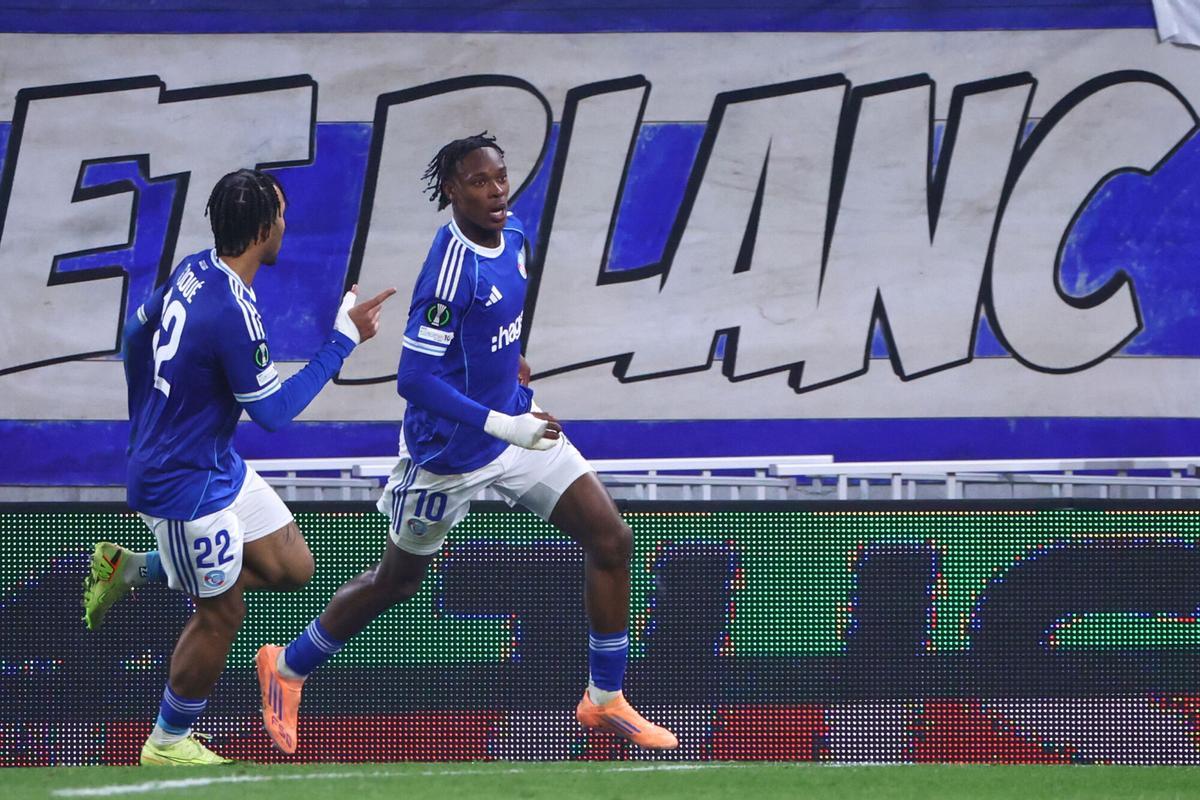 Strasbourg's Emanuel Emegha, right, celebrates after scoring a goal during the Europa Conference League opening phase soccer match between Strasbourg and Crystal Palace in Strasbourg, France, Thursday, Nov. 27, 2025. (AP Photo/Antonin Utz)