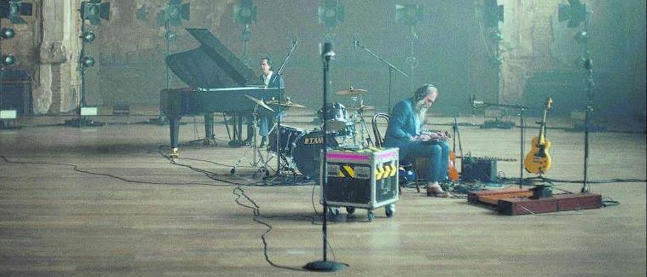 Nick Cave (al piano) y Warren Ellis, 
en un fotograma del documental 
This much I know to be true.