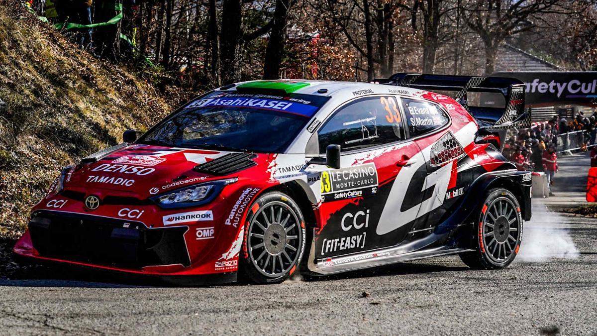 Evans , al volante de su Toyota