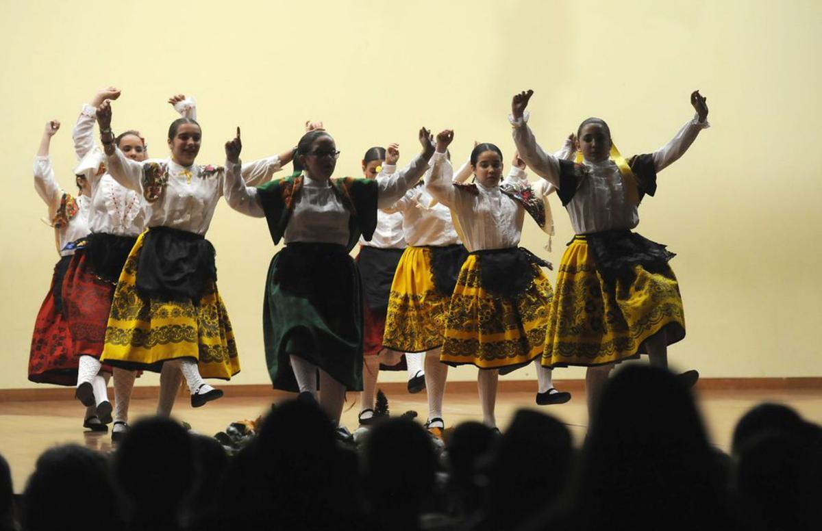 Actuación de baile tradicional, ayer por 
la tarde, en el auditorio de A Bandeira.   | // BERNABÉ/JAVIER LALÍN