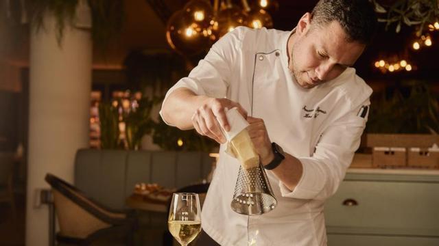 Un chef de Isola última un plato representativo de la gastronomía del sur de Italia antes de servirlo en mesa. | L.O.