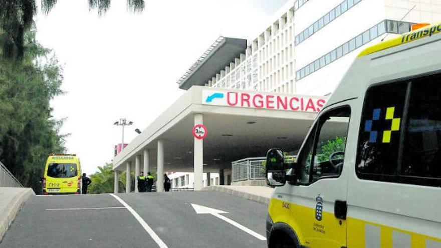 Parte de la fachada del área de Urgencias del Hospital Universitario Insular de Gran Canaria.