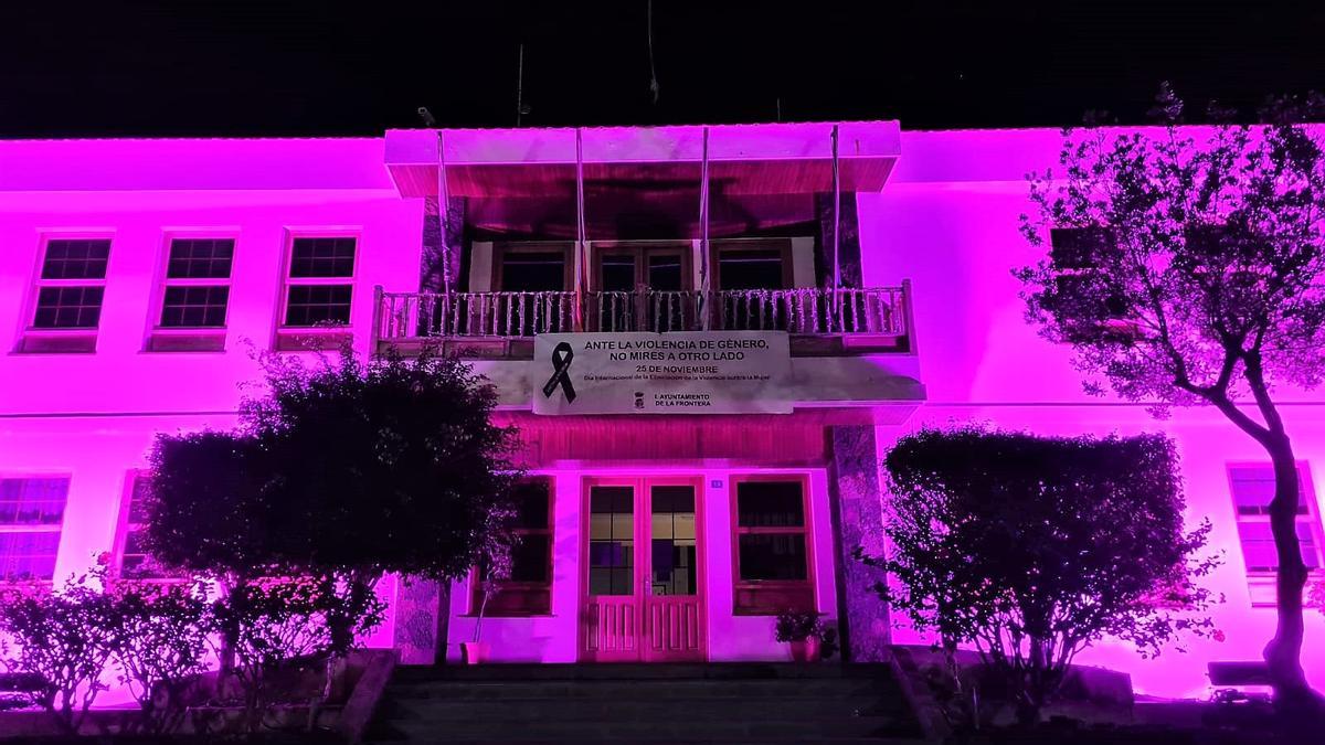 Fachada del Ayuntamiento de La Frontera iluminada de violeta.