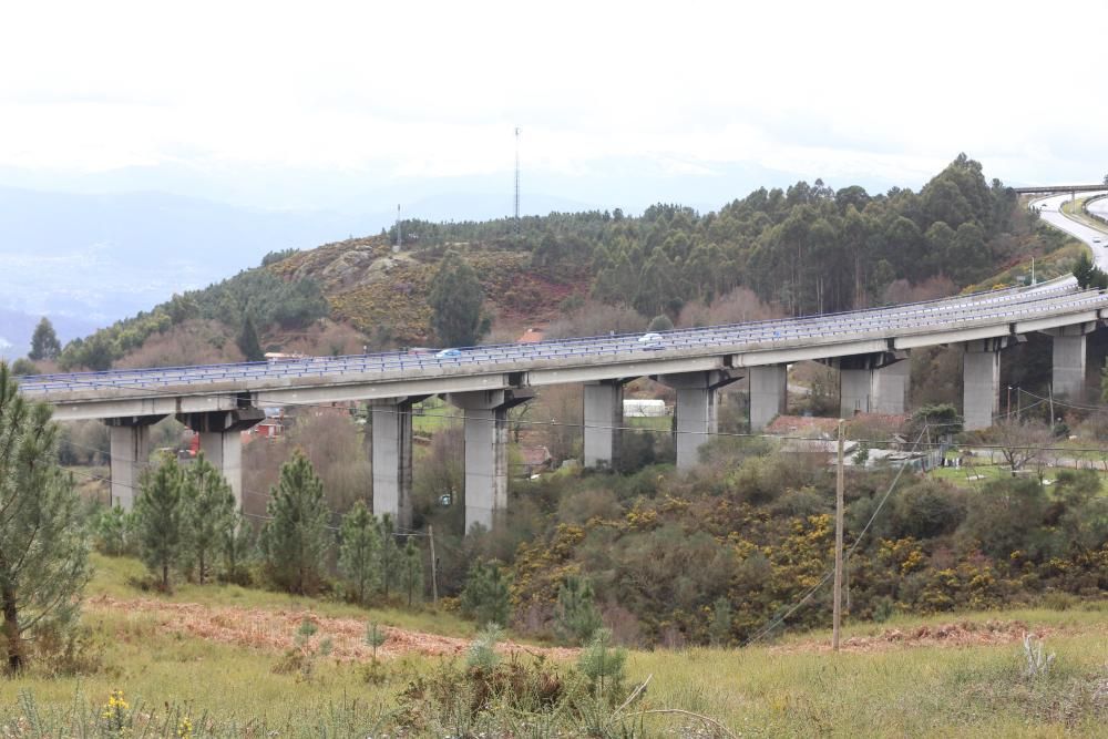 Un conductor muere al caer de un viaducto