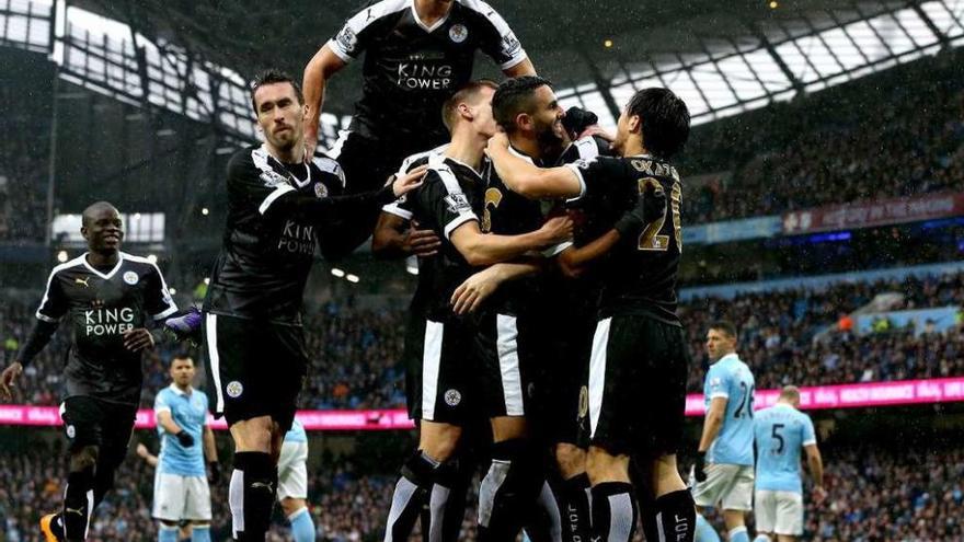 Los jugadores del Leicester celebran el segundo gol de ayer. // Reuters