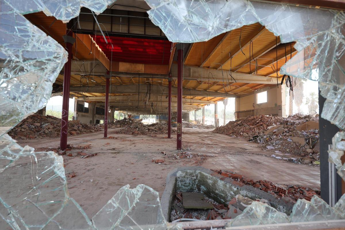 Galería de fotos del derribo de la mítica discoteca Pirámide en Cabanes