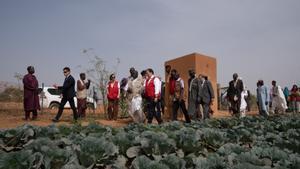 Ganguel (Níger), 11 de enero de 20283. El ministro de Exteriores, José Manuel Albares, visita el proyecto de cooperación huerto periurbano, que se dedica a la producción y comercialización de productos agrícolas. 
