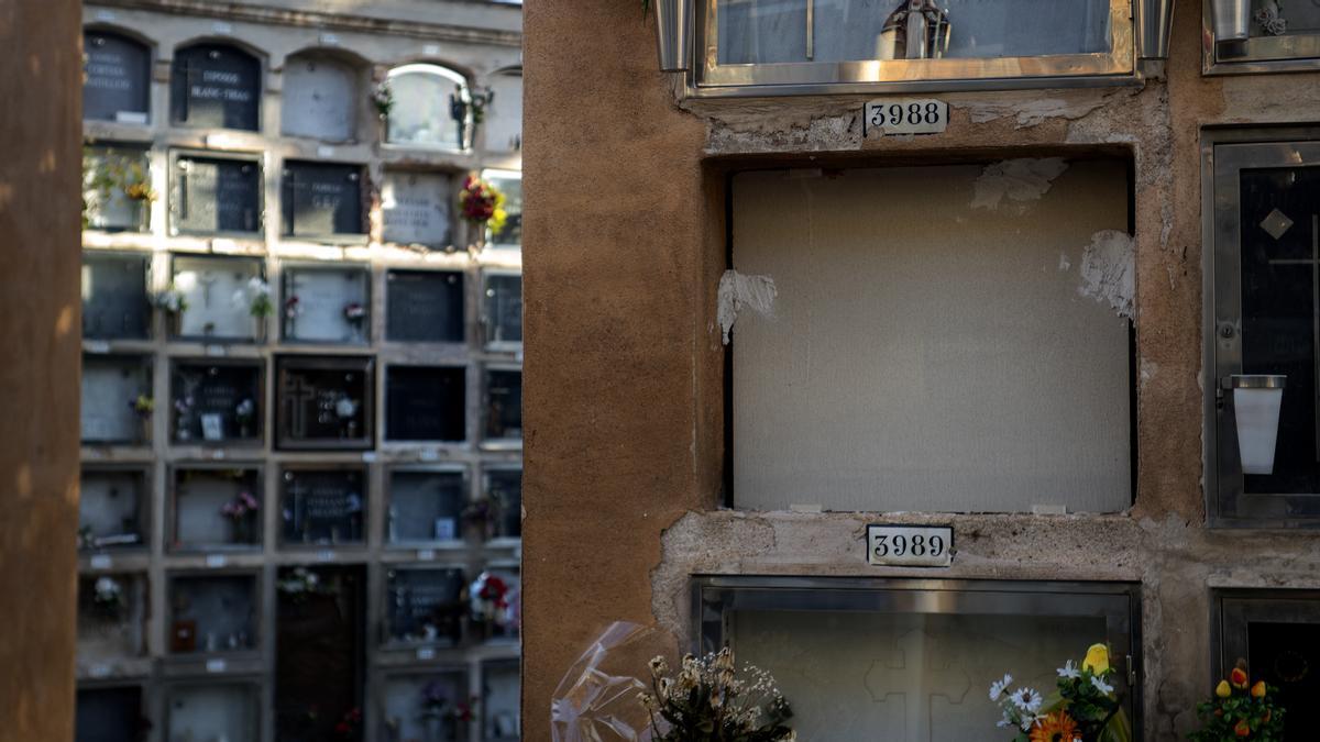 Imagen de uno de los nichos vacíos en el cementerio de Sant Andreu.