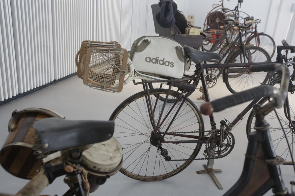 Exposición de bicicletas en la antigua estación de
