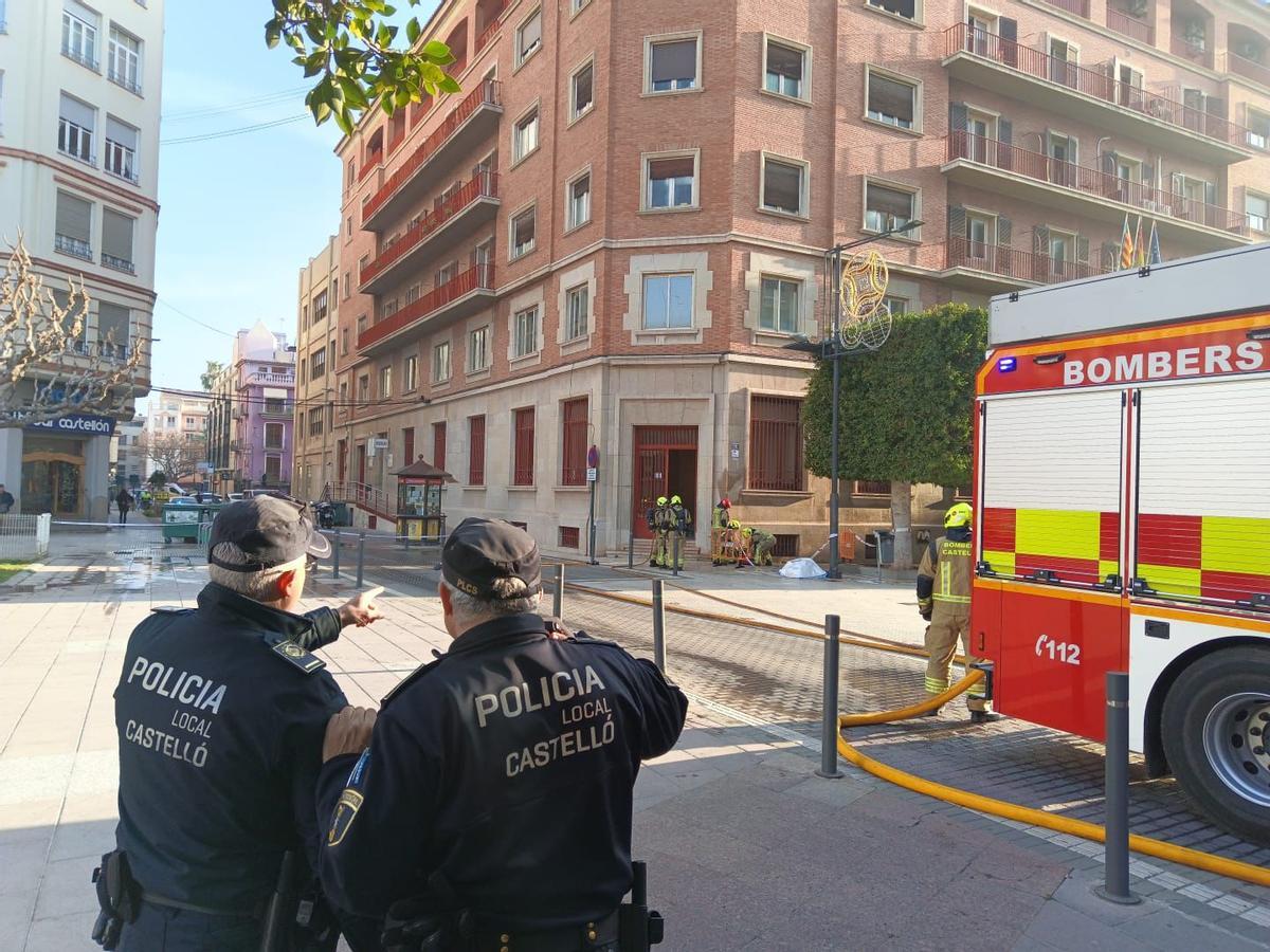 Los Bomberos del Ayuntamiento y la Policía Local de Castelló, trabajando este jueves en el centro afectado.