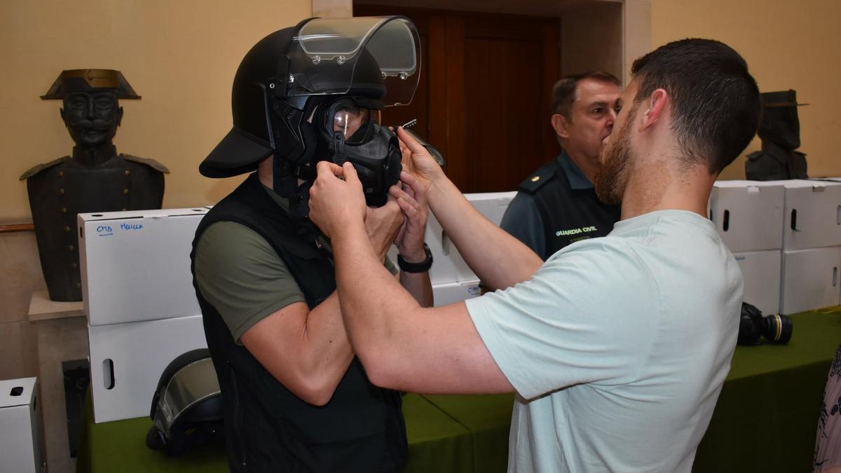 Un guardia prueba el nuevo material.