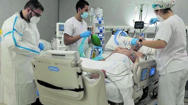 Un paciente de COVID, en la UCI de un hospital en enero de este año. | // EDUARDO PARRA