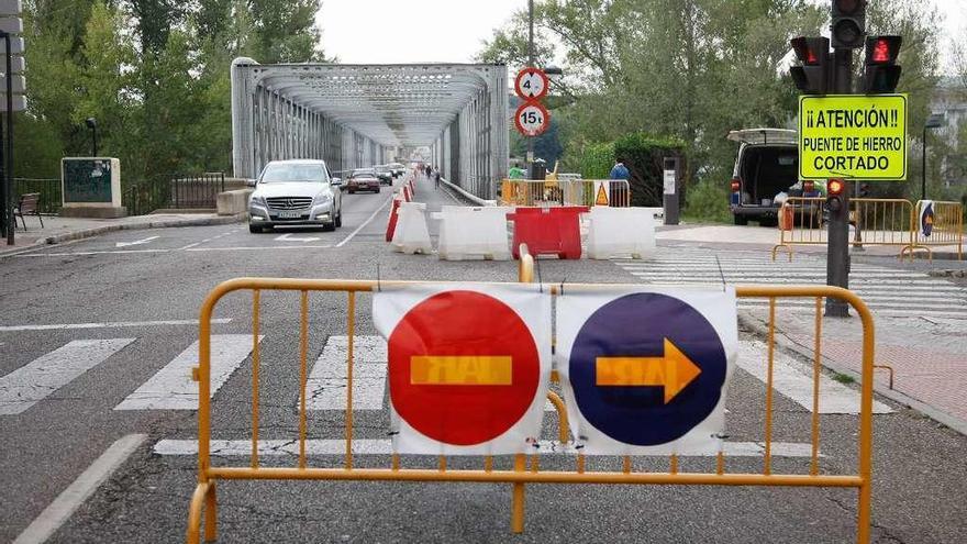 Aspecto del puente de hierro durante los trabajos de reparación.