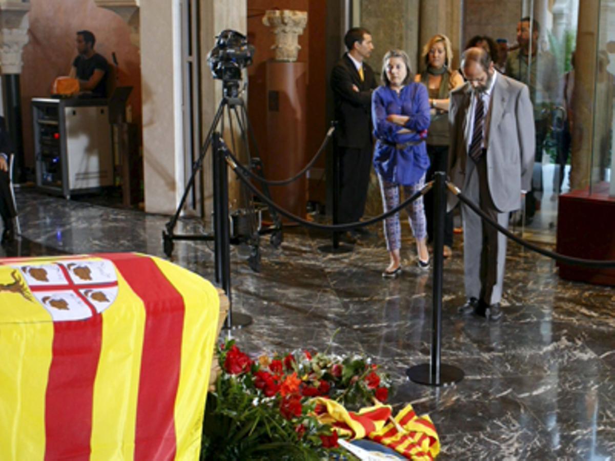 Els aragonesos han dit el seu últim adéu a José Antonio Labordeta. Firmes, dedicatòries, llàgrimes i un profund reconeixement demostren el gran afecte que els seus paisans professaven al ’Abuelo’, com molts el coneixien.