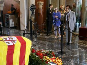 Els aragonesos han dit el seu últim adéu a José Antonio Labordeta. Firmes, dedicatòries, llàgrimes i un profund reconeixement demostren el gran afecte que els seus paisans professaven al ’Abuelo’, com molts el coneixien.
