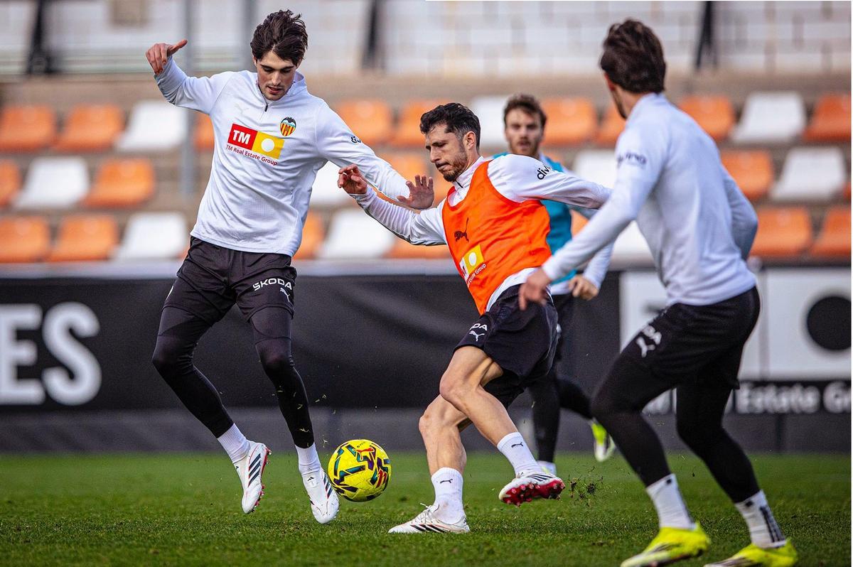 Javi Guerra y Guido Rodríguez, en la sesión de entrenamiento del sábado por la tarde en Paterna