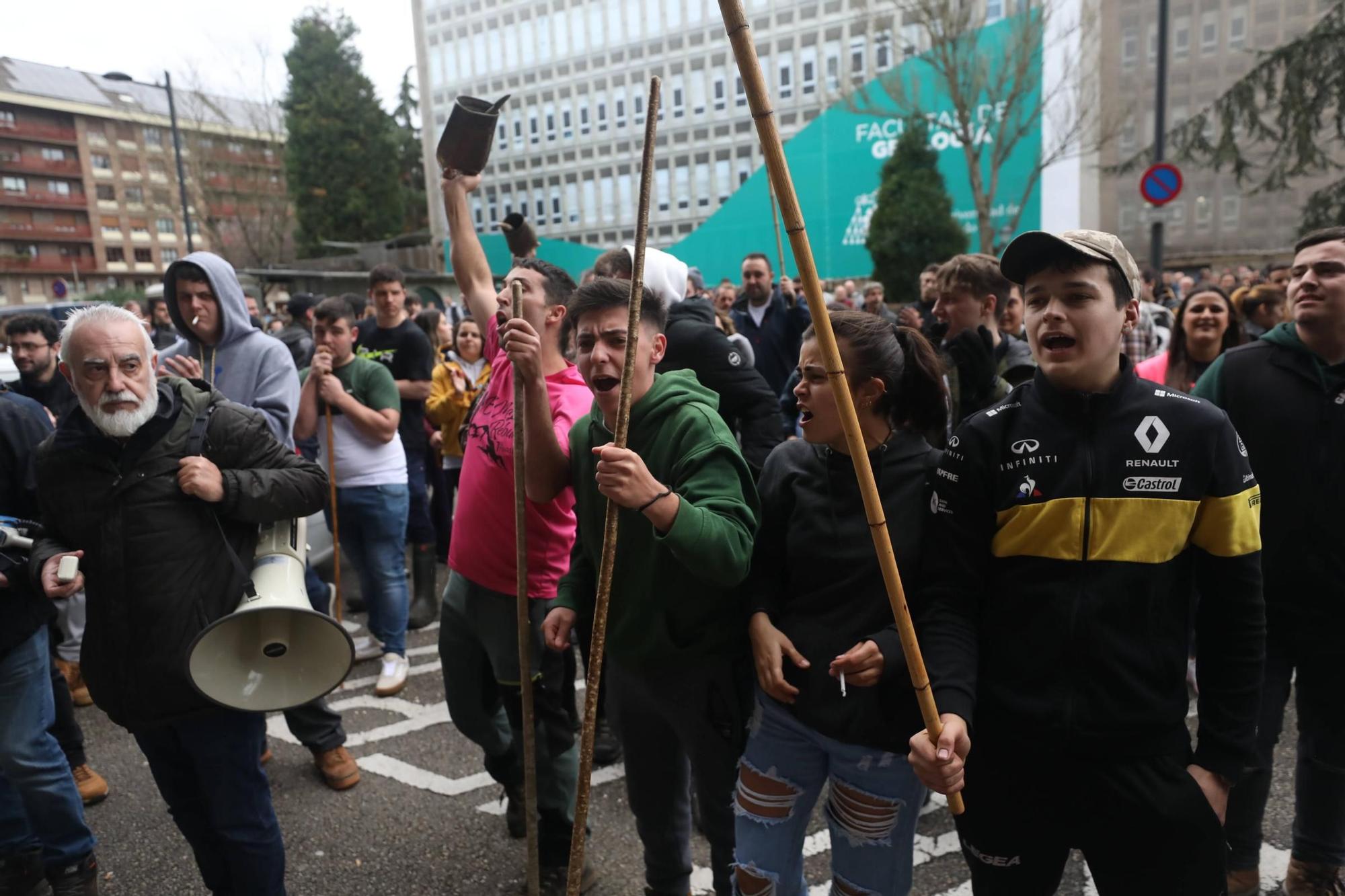 Protestas de los ganaderos y agricultores en Oviedo