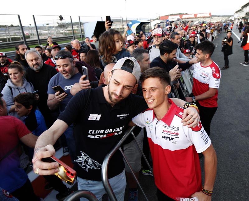 Ambientazo en Cheste | La afición disfruta con el Pit Walk