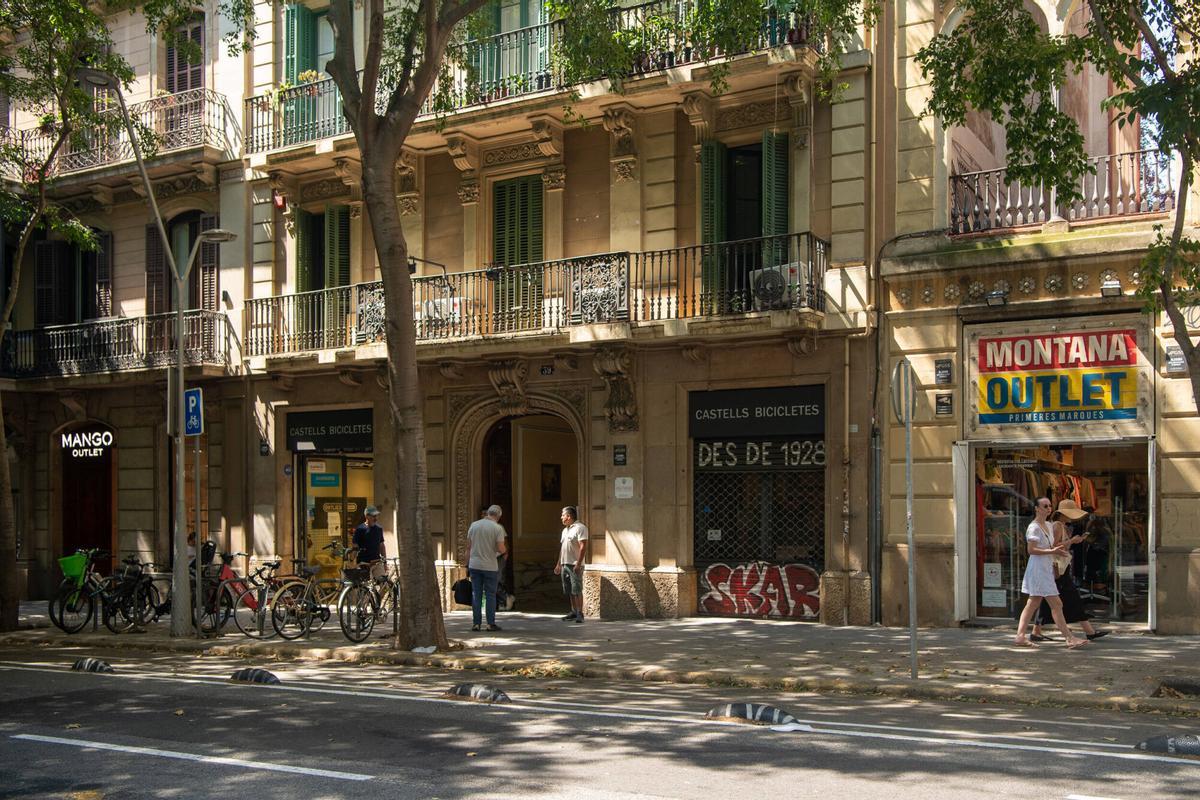 Outlets en la calle Girona, entre Gran Vía de les Corta Catalanes y calle Casp. Barcelona, 29 de junio de 2026. Foto: Belén González / EP