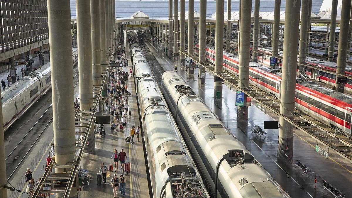 Trenes de alta velocidad en la estación de Atocha-Almudena Grandes, en Madrid, desde donde partirán los convoys a Extremadura.