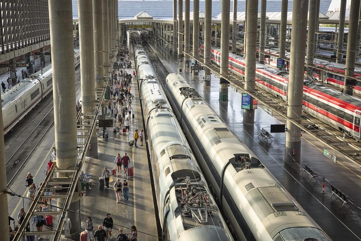 Trenes de alta velocidad en la estación de Atocha-Almudena Grandes, en Madrid. (Archivo)
