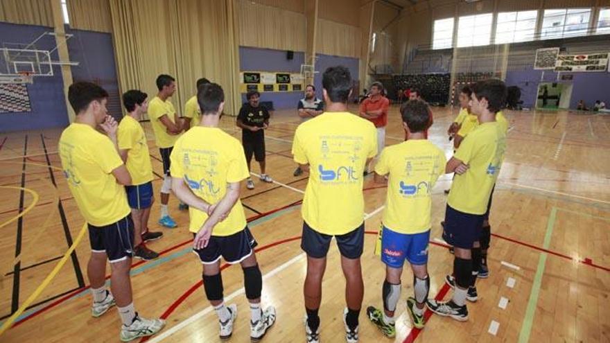 Toni Gino Corona da la primera charla de la temporada a los jugadores, en el polideportivo de es Viver.