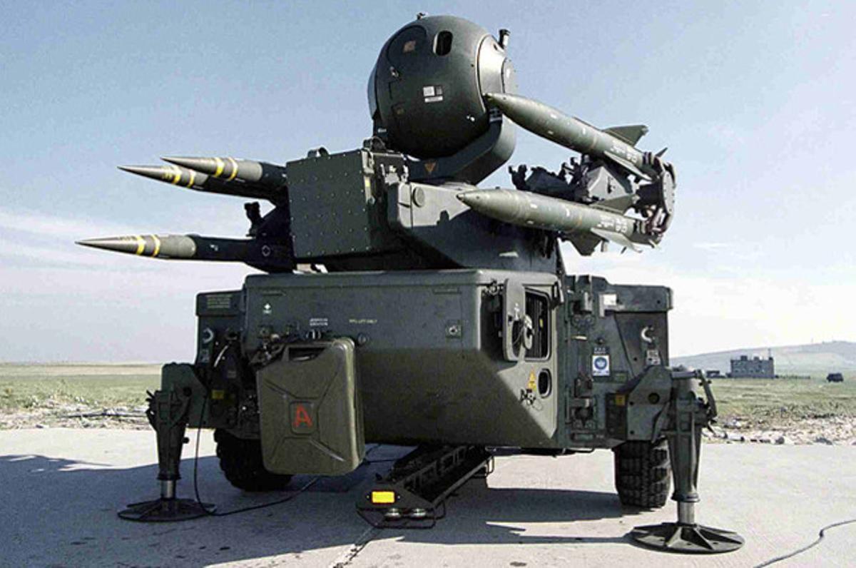 Un sistema de defensa aeri de l’exèrcit britànic, denominat Rapier, que es desplegarà per als Jocs a Londres, durant un exercici preolímpic.