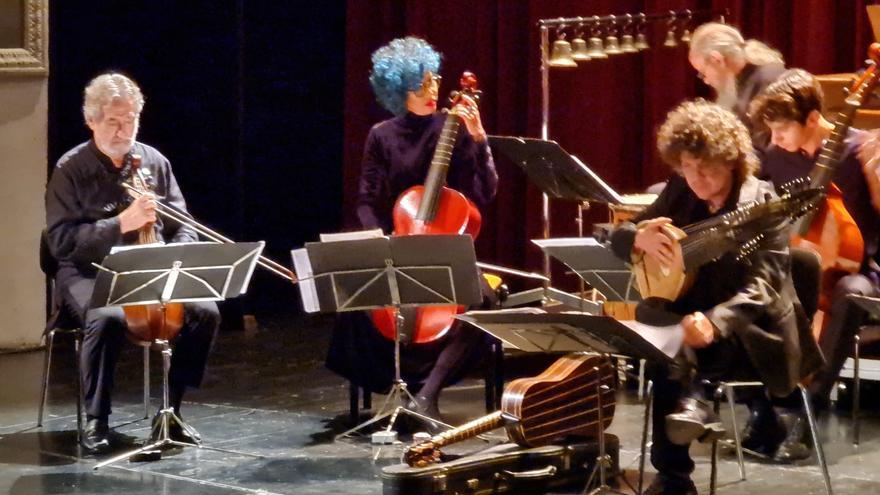 Jordi Savall arrasa en Elda con su música histórica