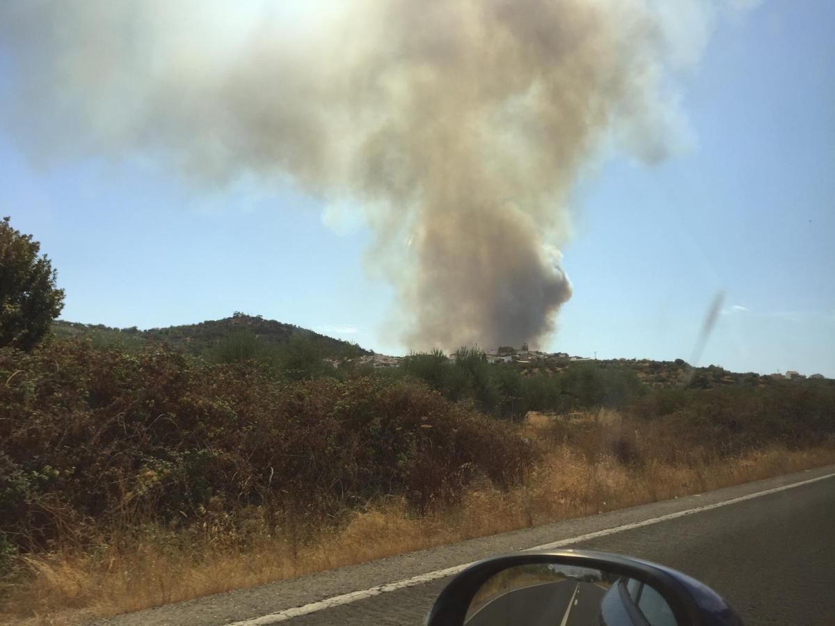 El incendio de ayer en Alcuéscar, en imágenes