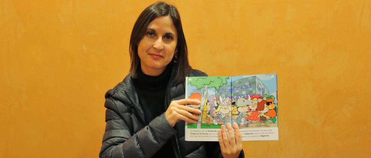 La concejala de Cultura, Sonia Outón, con los ejemplares de Os Bolechas.