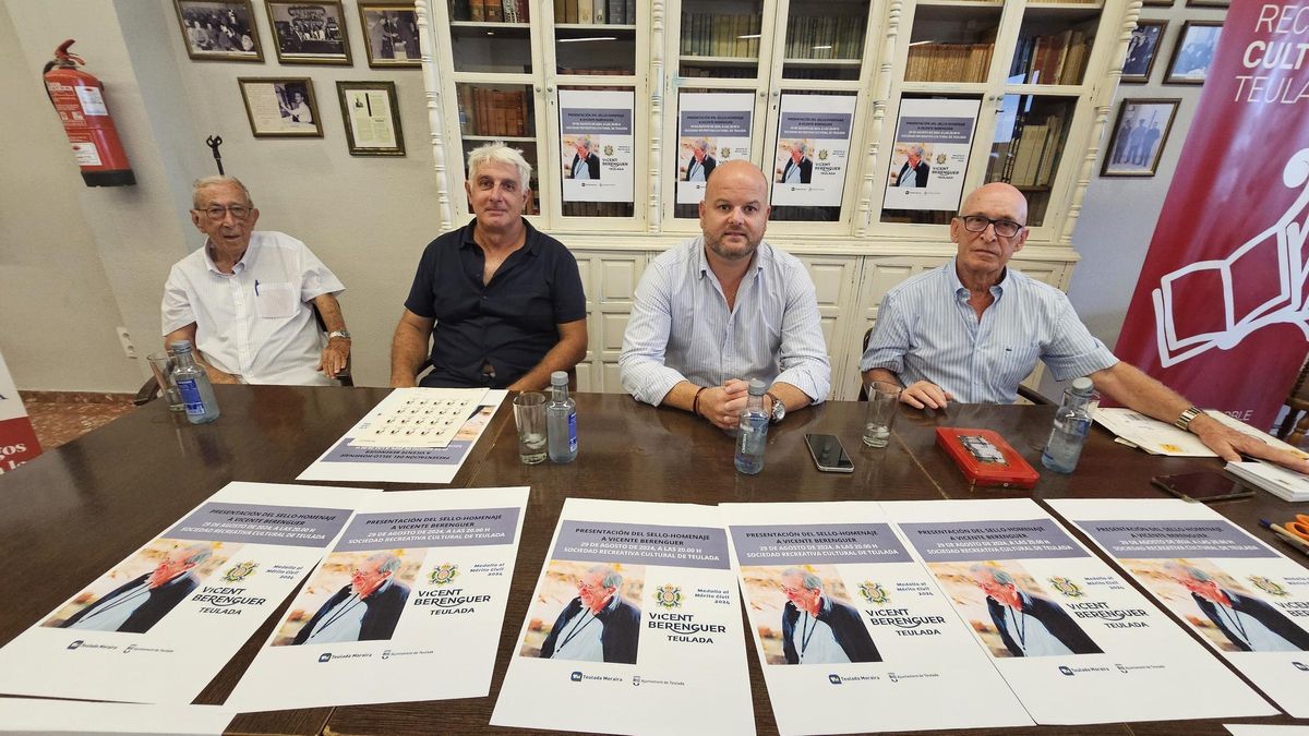 Vicente Berenguer, a la izquierda, durante la presentación del sello
