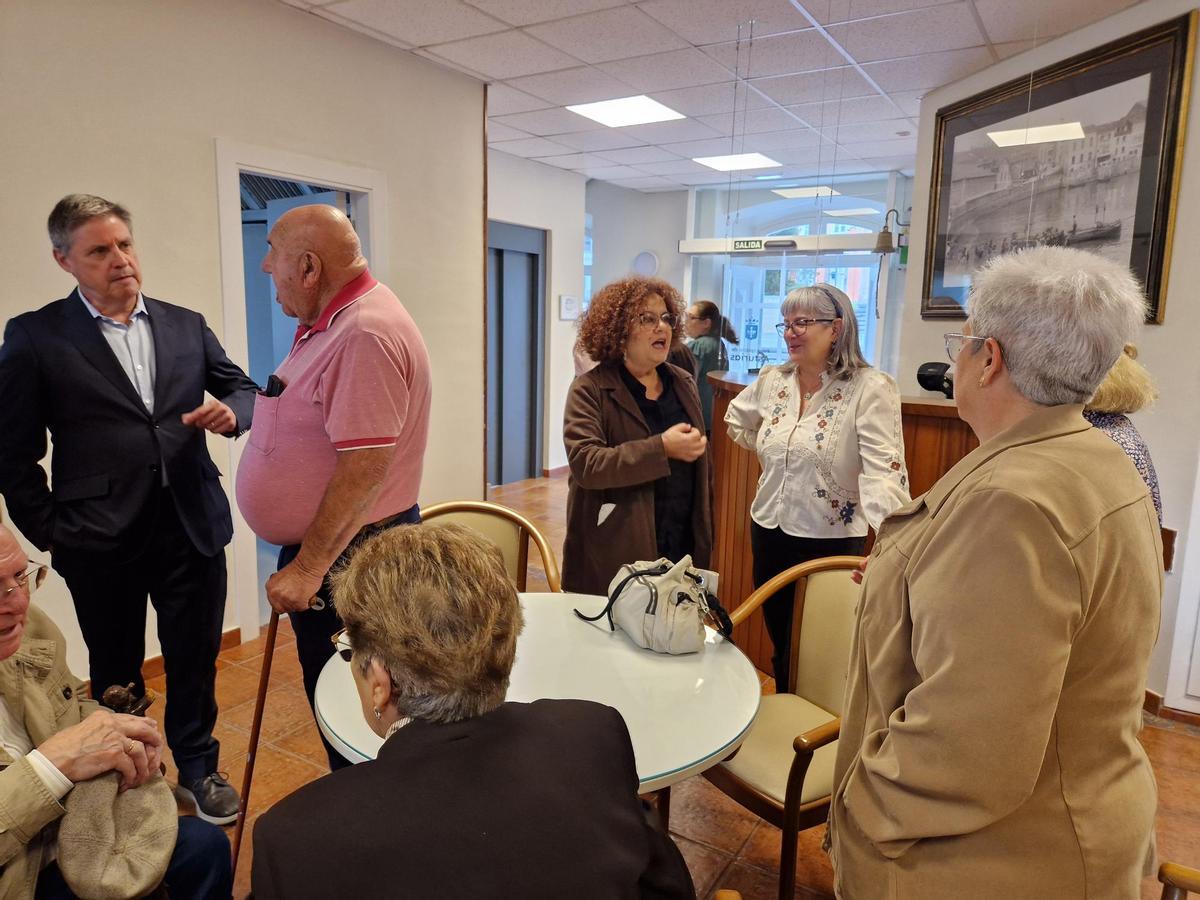 La consejera, con representantes políticos y usuarios del centro luanquín.