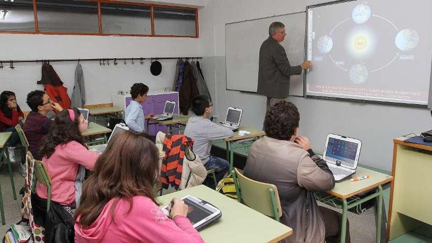 Un profesor imparte clase en un colegio gallego.