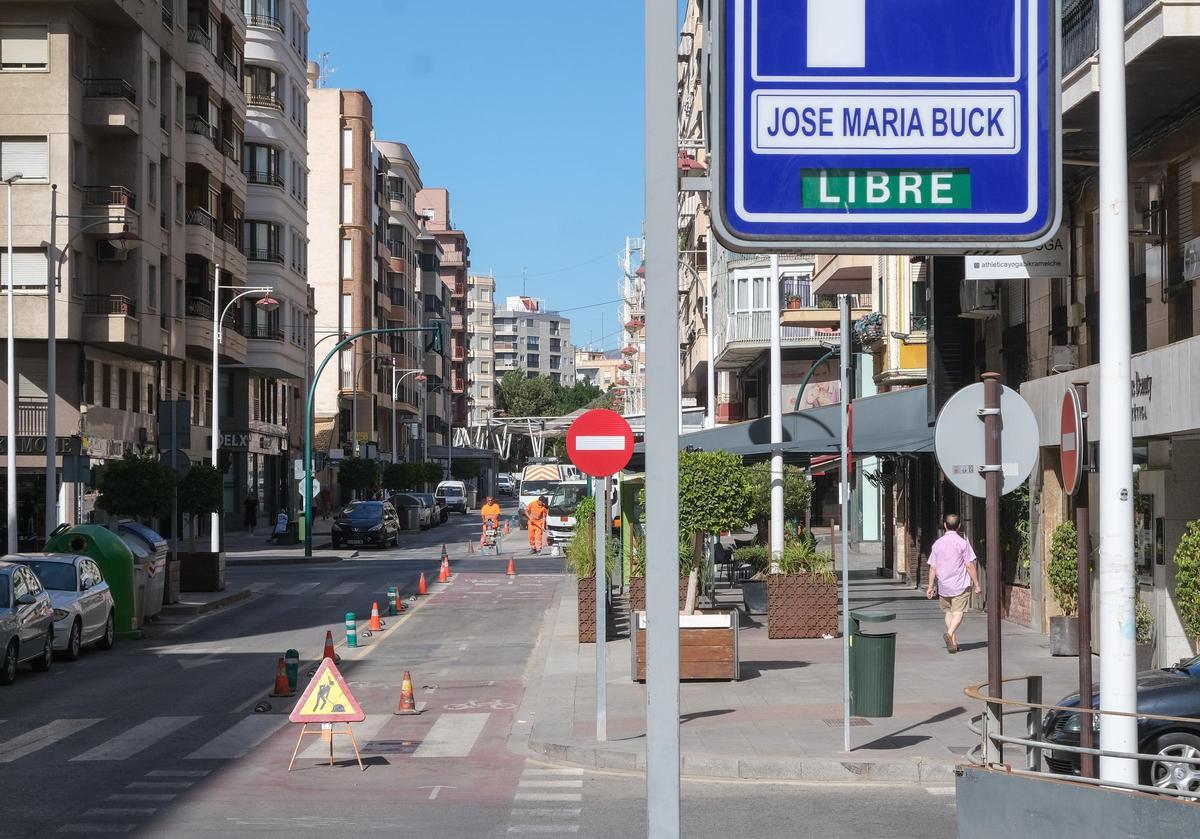 Obras de supresión del carril bici en José María Buck el pasado agosto en Elche